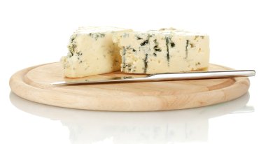 kalıp ve bıçak üzerinde beyaz izole kesme tahtası üzerinde peynir