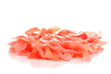 Marine zencefil dilimleri üzerinde beyaz izole