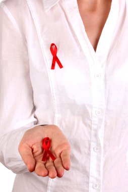 kadının elinde izole üzerinde beyaz üzerine kırmızı kurdele ile