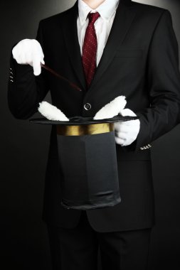 Sihirbaz performans koyu arka plan üzerinde