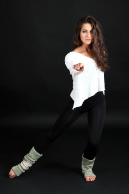 Genç modern dansçı, siyah üzerine izole edilmiş.