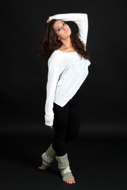 Genç modern dansçı, siyah üzerine izole edilmiş.