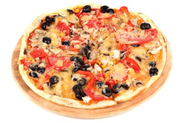 sebze, tavuk ve zeytin üzerinde beyaz izole lezzetli pizza