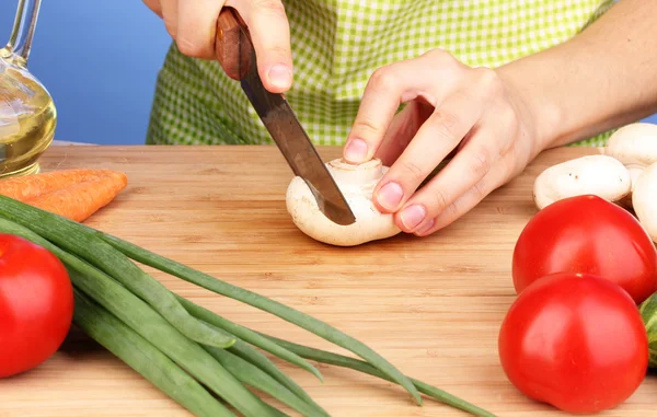 Picar ingredientes alimentarios — Foto de Stock