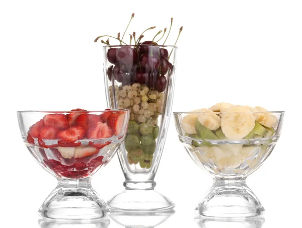 Gemischte Früchte und Beeren in Gläsern isoliert auf weiß — Stockfoto