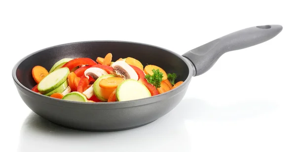 Смажена сковорода з овочами на білому — стокове фото