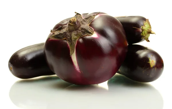 Verse aubergines geïsoleerd op wit — Stockfoto