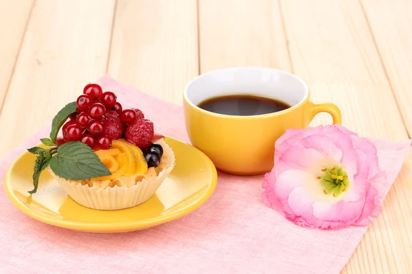 Hackfleischkuchen mit Früchten und Beeren auf Holztisch — Stockfoto