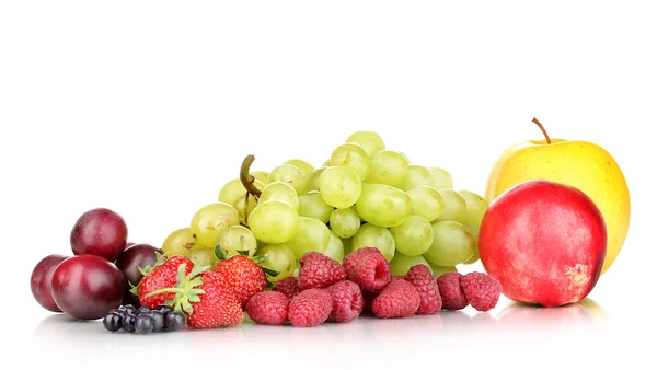 Mistura de frutas doces maduras e bagas isoladas em branco — Fotografia de Stock