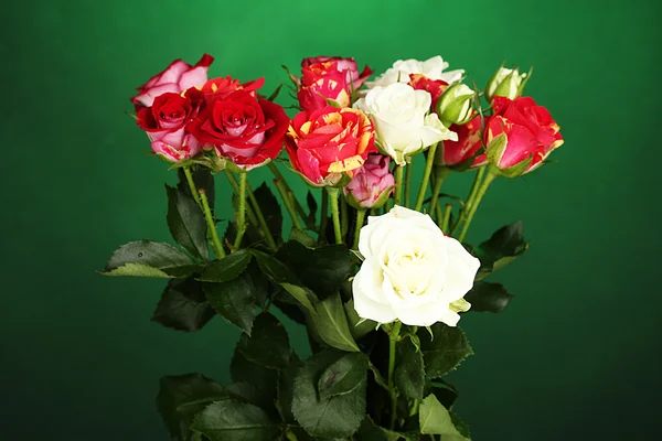 緑の背景のクローズ アップに美しいバラの花束 — ストック写真