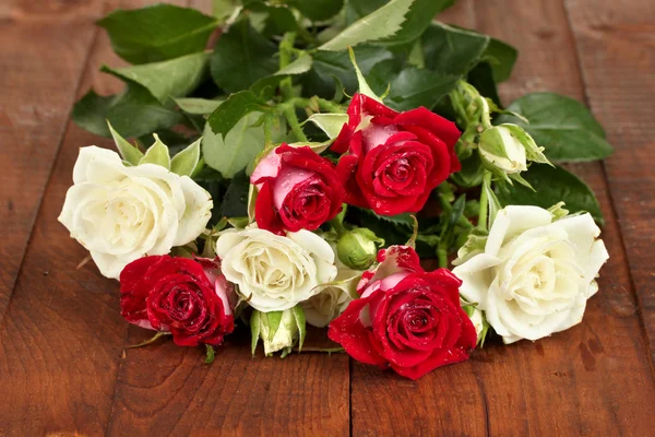 Όμορφα τριαντάφυλλα σε κοντινό πλάνο ξύλινο, παρασκήνιο — Φωτογραφία Αρχείου