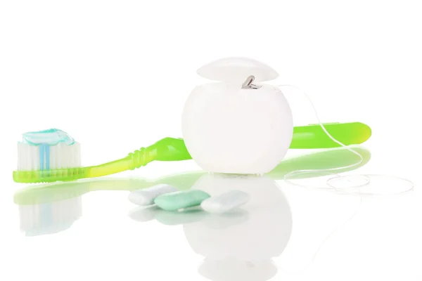 Tandborste, tuggummi och tandtråd isolerad på vit — Stockfoto