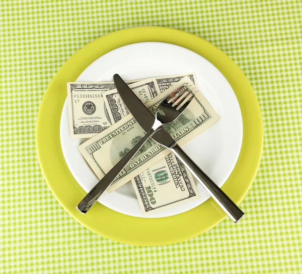 Banknoten auf dem Teller auf grüner Tischdecke in Großaufnahme — Stockfoto
