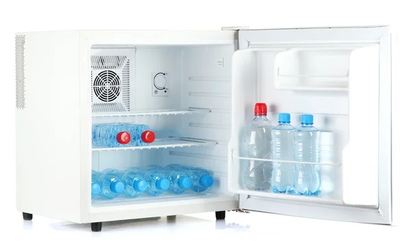 Міні-холодильник повний пляшкової води ізольований на білому — стокове фото