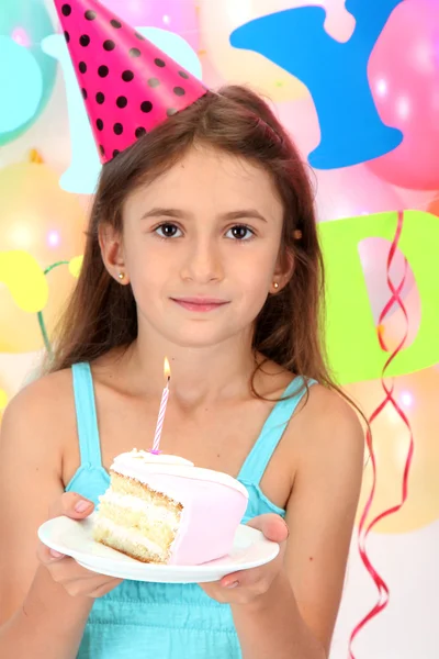 Μικρή όμορφη κοπέλα να γιορτάσει τα γενέθλιά της — Φωτογραφία Αρχείου