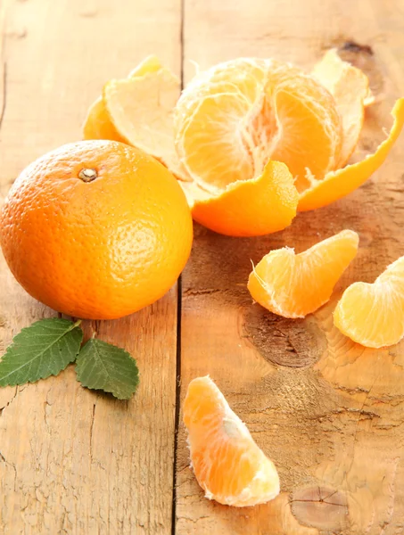 Mandarinas sabrosas maduras sobre fondo de madera — Foto de Stock