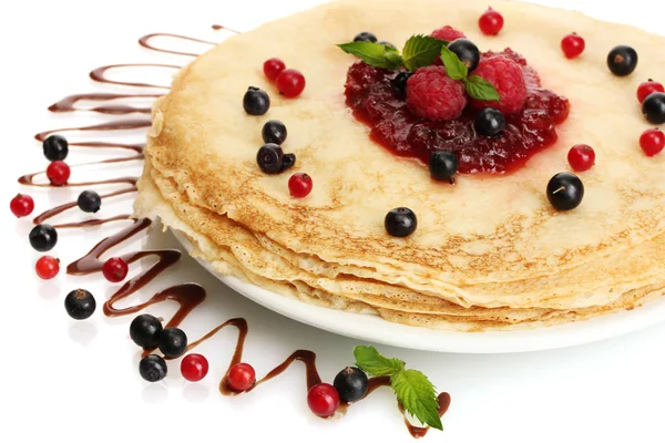 Leckere Pfannkuchen mit Beeren und Marmelade auf Teller isoliert auf weiß — Stockfoto