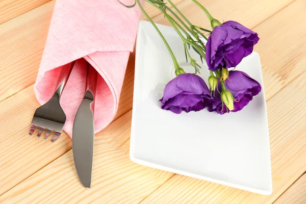 Geschirr mit Blume auf heller Serviette in Nahaufnahme — Stockfoto