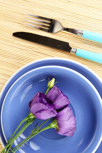 Porslin med blomma på bambu matta närbild — Stockfoto