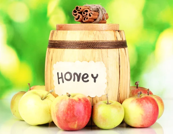 Honey and apples with cinnamon on natural background — Stock Photo, Image