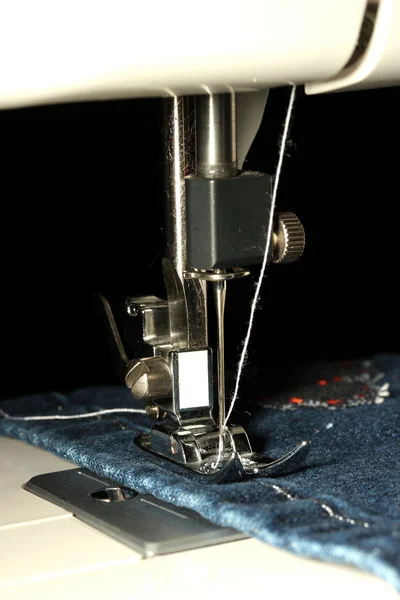 Máquina de coser con jeans primer plano — Foto de Stock