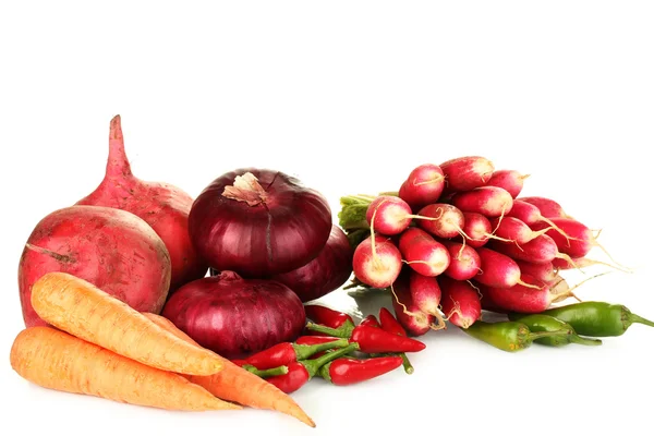 Légumes rouges frais isolés sur blanc — Photo