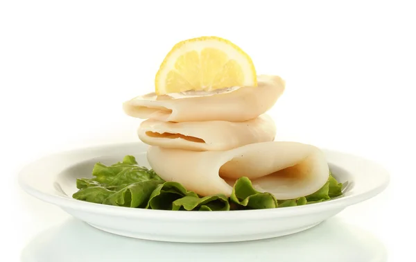Вареные кальмары с салатом и лимоном в тарелке изолированы на белом — стоковое фото