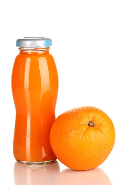 Delizioso succo d'arancia in una bottiglia e arancione accanto ad esso isolato su bianco — Foto Stock