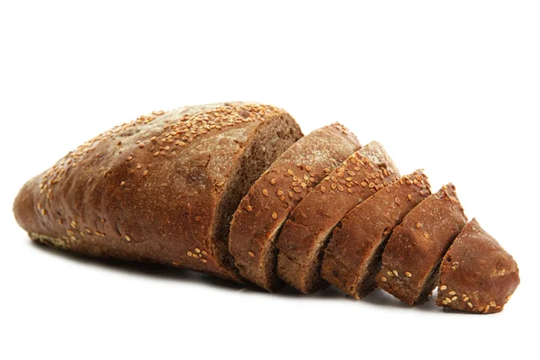 Smakelijke gesneden roggebrood, geïsoleerd op wit — Stockfoto