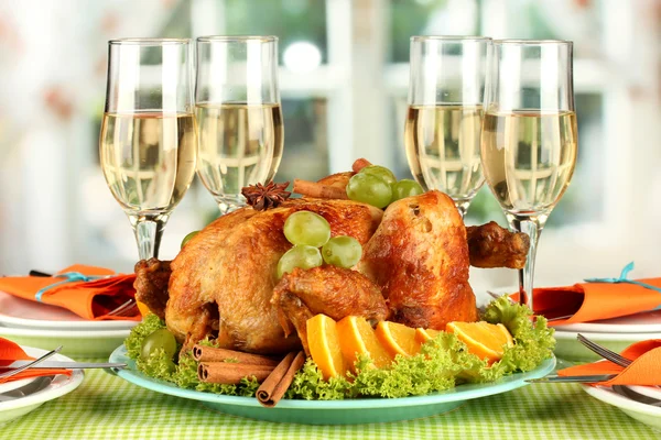 Τραπέζι Συμπόσιο με ψητό κοτόπουλο και ποτήρια κρασί. ημέρα των ευχαριστιών — Φωτογραφία Αρχείου