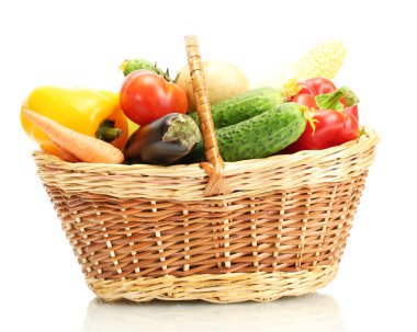 Sepetteki taze sebzeler beyaza izole edilmiş.