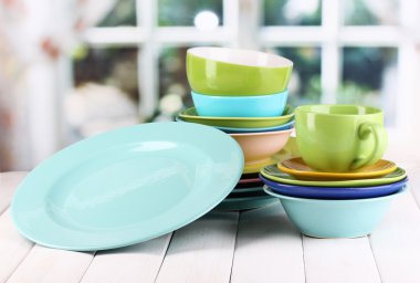 ahşap masa penceresinin arka plan üzerinde renkli yemek takımı