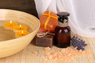 ahşap masa o dinlenmek için aksesuarlar ile aromatik yağlar ile şişe