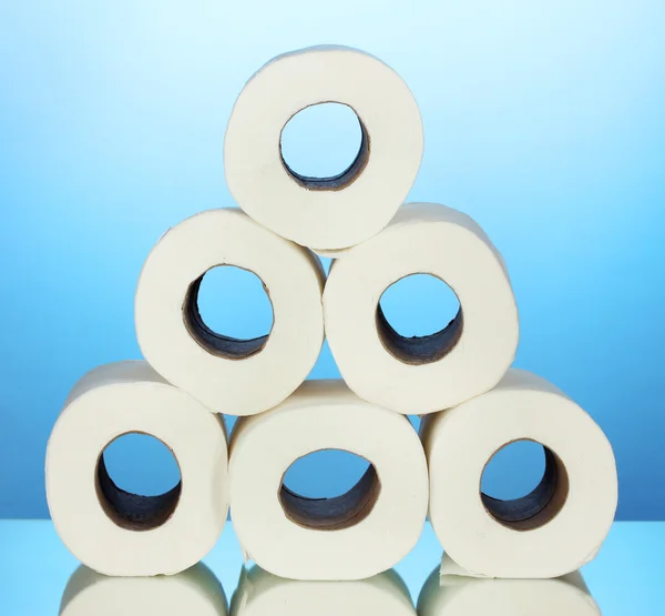 Rotoli di carta igienica su sfondo blu — Foto Stock