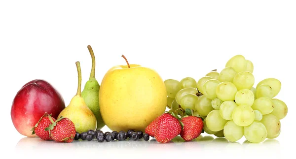 Смесь спелых сладких фруктов и ягод, выделенных на белом — стоковое фото