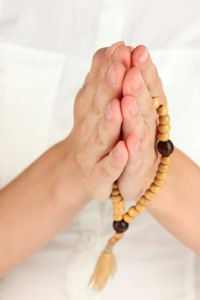 Руки в молитві з розп'яттям крупним планом — стокове фото