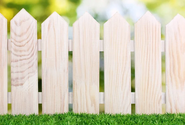 Cerca de madera y hierba verde sobre fondo brillante —  Fotos de Stock