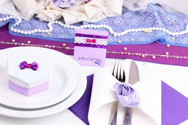 Serving fabulous wedding table in purple color on white fabric background — Stock Photo, Image