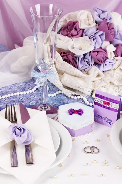 Serving fabulous wedding table in purple color on white and purple fabric b — Stock Photo, Image