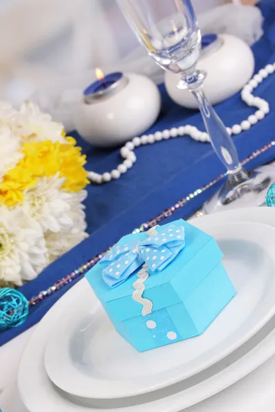 Blaues Geschenk für Gäste auf Hochzeitstisch in Nahaufnahme — Stockfoto