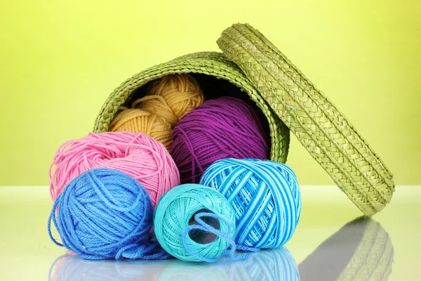 Filato colorato per lavorare a maglia in cesto verde su sfondo verde — Foto Stock