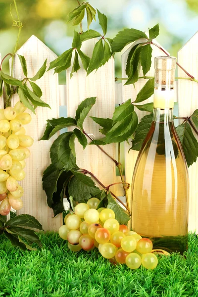 Eine Flasche Wein auf dem Zaun Hintergrund Nahaufnahme — Stockfoto