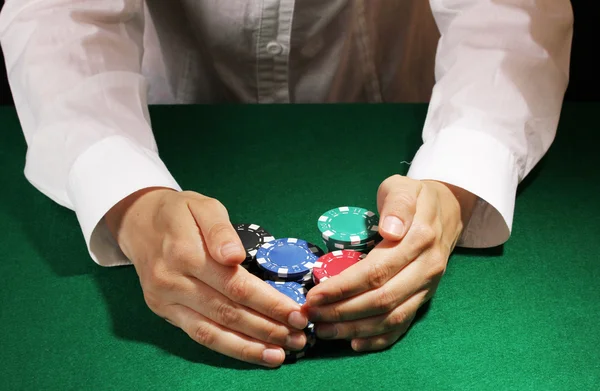 Tomando a vitória no poker na mesa verde — Fotografia de Stock