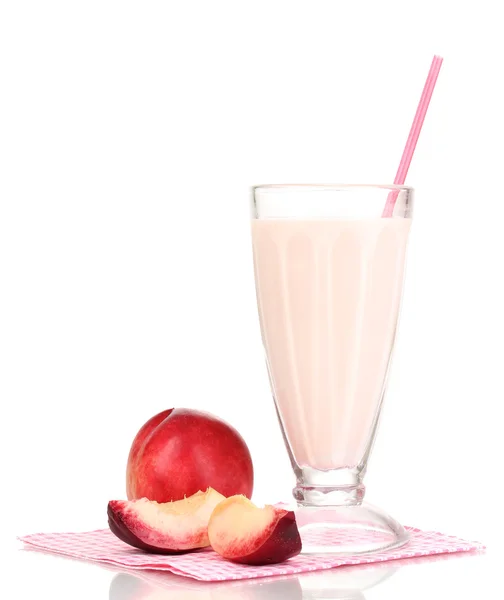 Персиковый молочный коктейль на белом — стоковое фото