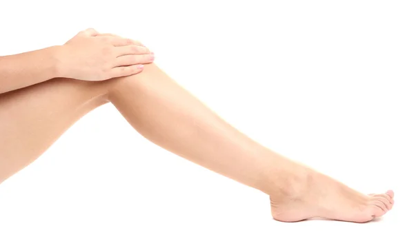 Mulher segurando a perna dolorida, isolado no branco — Fotografia de Stock