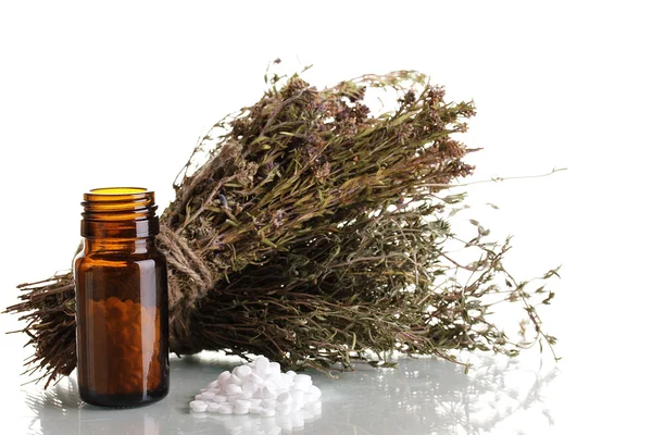 Frasco de medicamentos con hierbas sobre fondo blanco. concepto de homeopatía —  Fotos de Stock