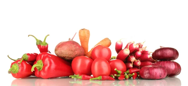 Verduras rojas frescas aisladas sobre blanco — Foto de Stock