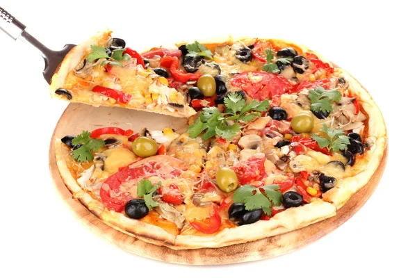 sebze, tavuk ve zeytin üzerinde beyaz izole lezzetli pizza