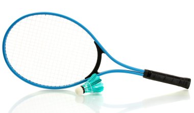 badminton raketi ve mekik horozu beyazda izole edilmiş.