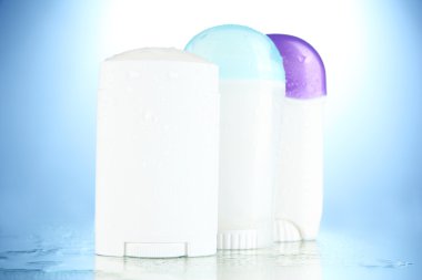 mavi zemin üzerine deodorant